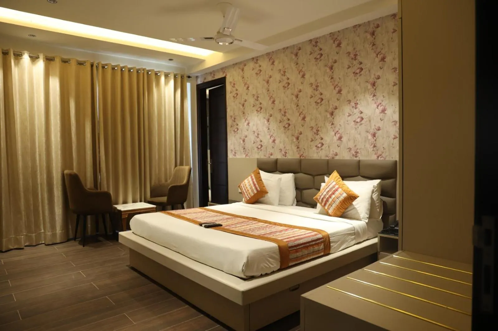Gazebo Inn & Suites Medanta Gurgaon Apartment