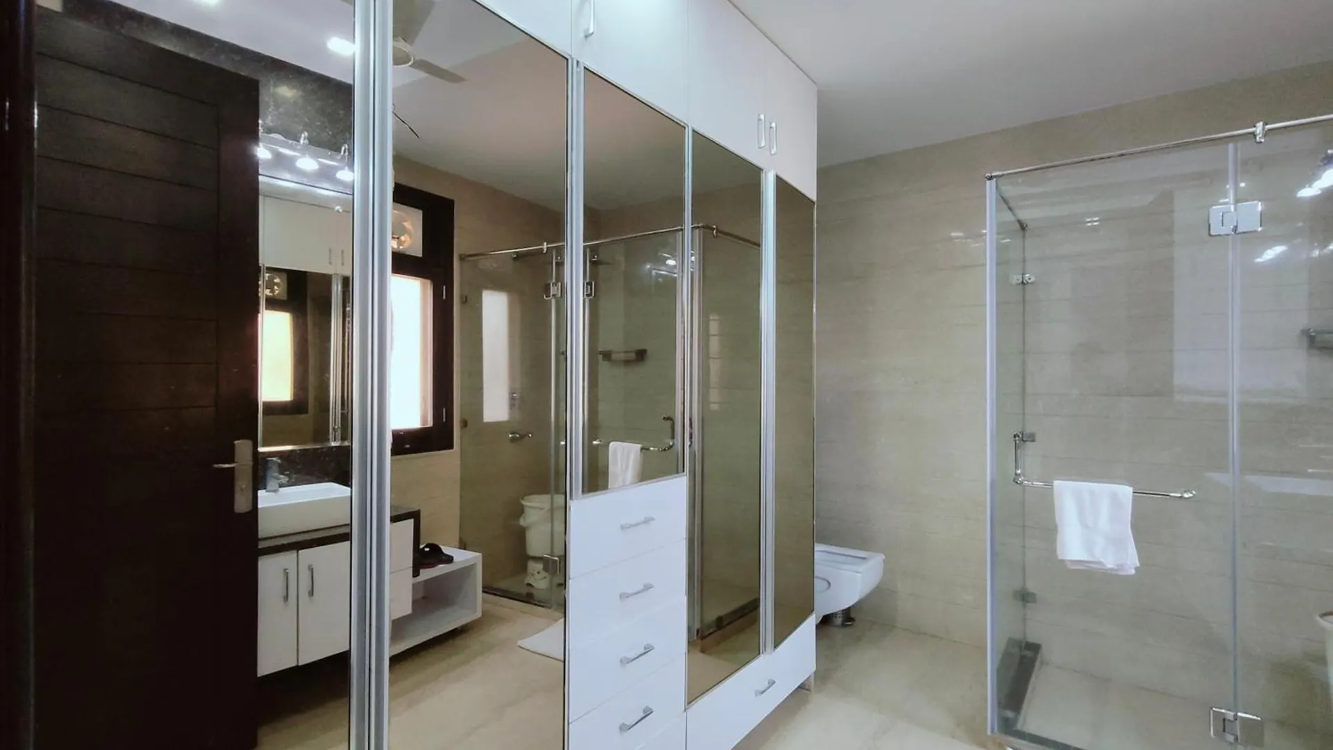 Gazebo Inn & Suites Medanta Gurgaon Apartment