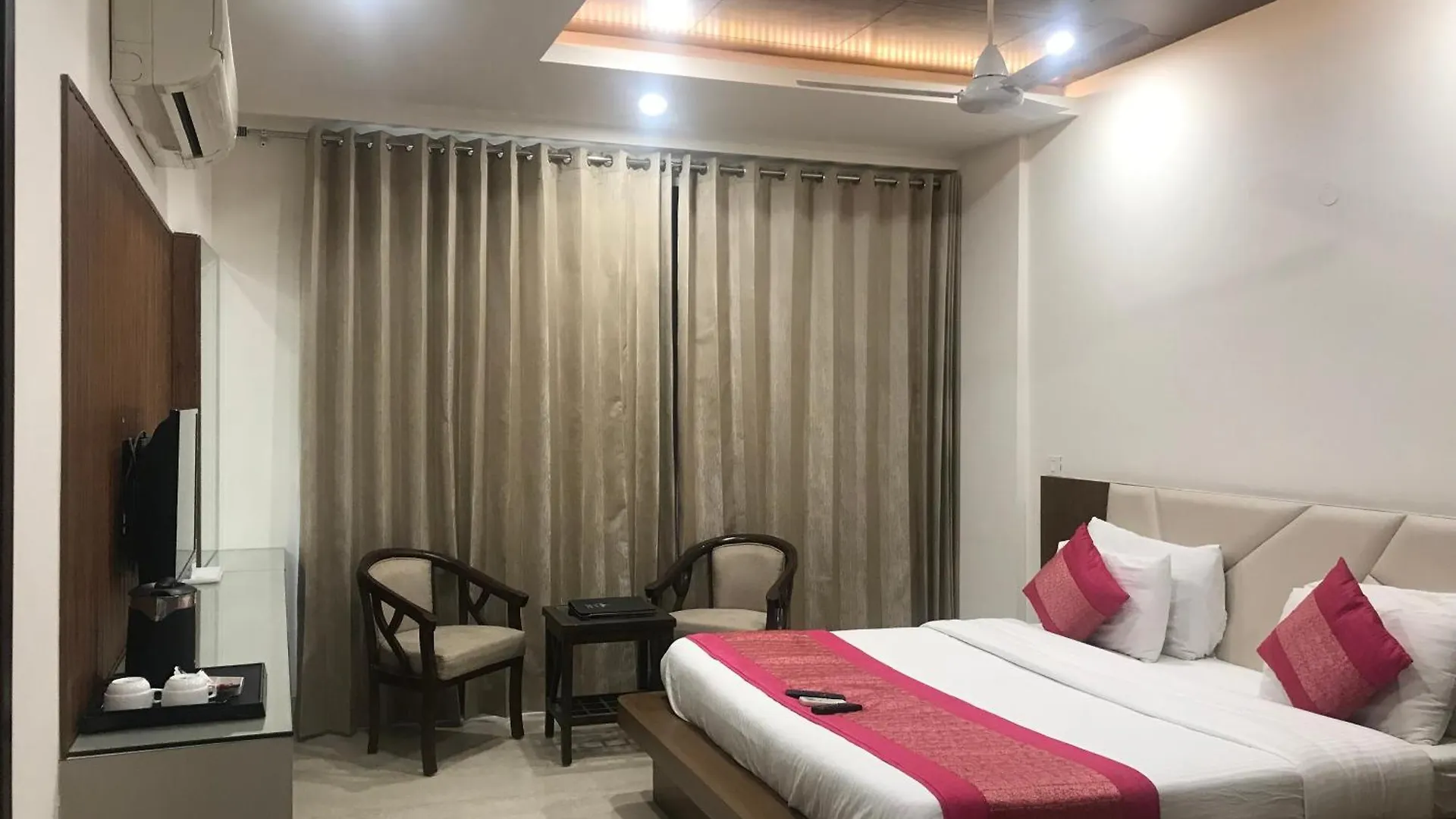 Gazebo Inn & Suites Medanta Gurgaon Apartment